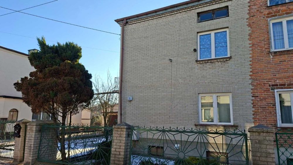 Dom piętrowy w dobrej okolicy