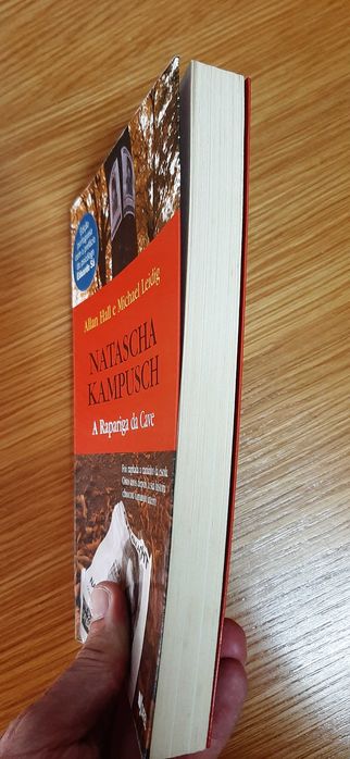 Livro "Natascha Kampusch - A Rapariga na Cave" (Allan Hall, M. Leidig)