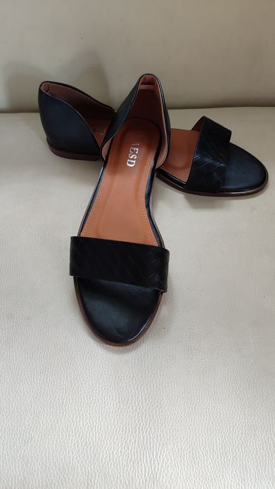 Взуття жіноче .      .