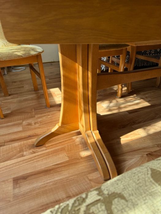 Stół rozkładany z krzesłami