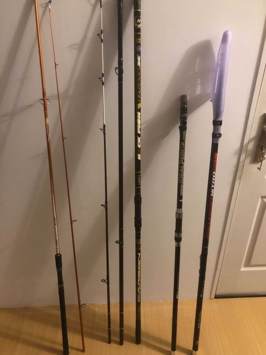Conjunto de canas de pesca e carretos