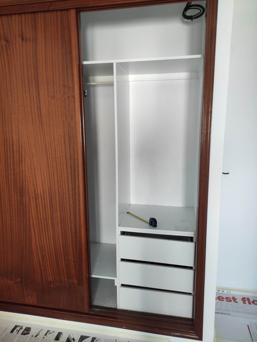 Armário embutido com portas de correr em madeira