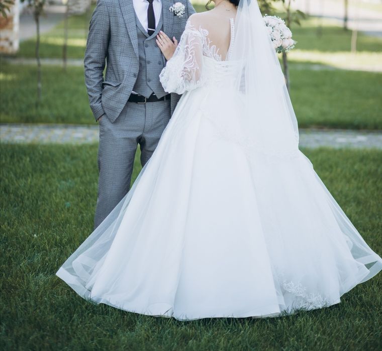 Весільна сукня з рукавами