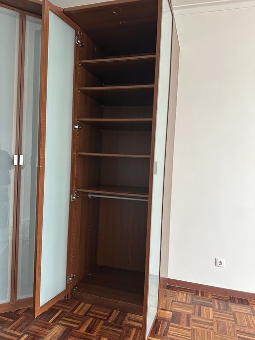 Conjunto de roupeiros/armários em madeira