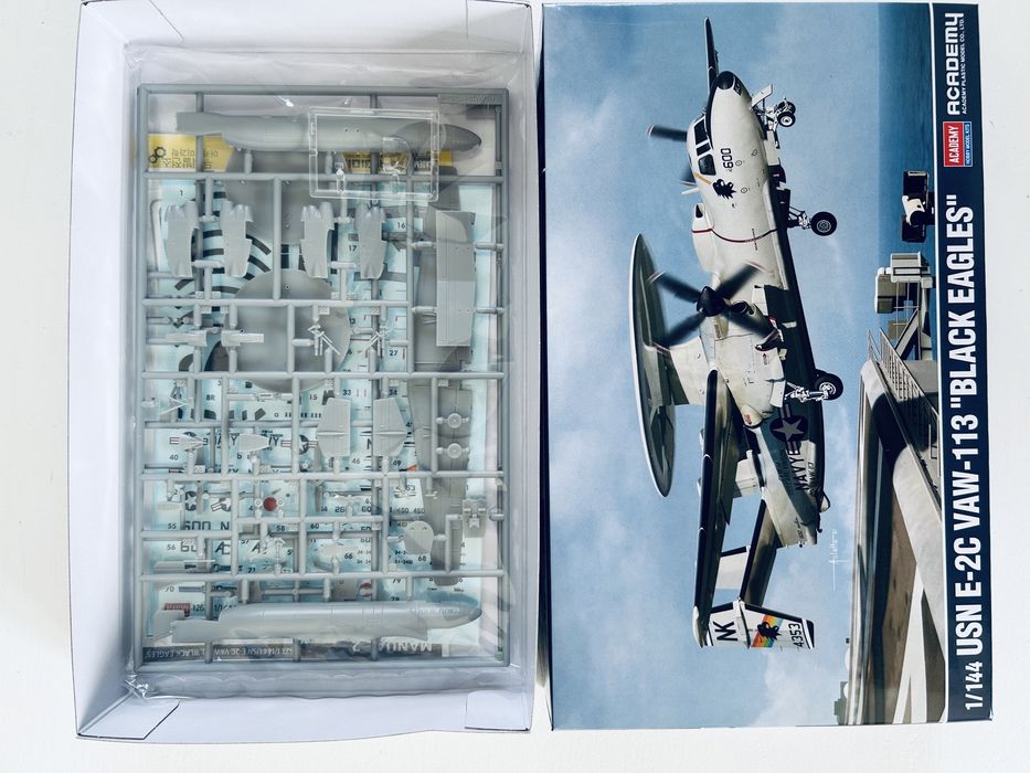 Samolot USN E-2C Vaw-113 Black Eagles model do sklejania Academy 12623