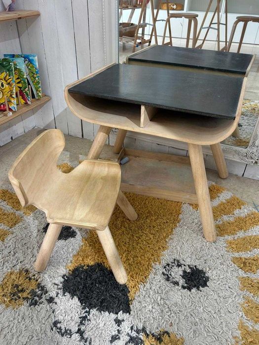 Mesa quadro e cadeiras para criança