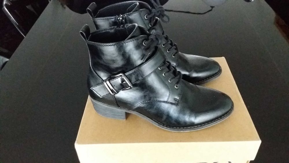 Botas pretas de cano médio