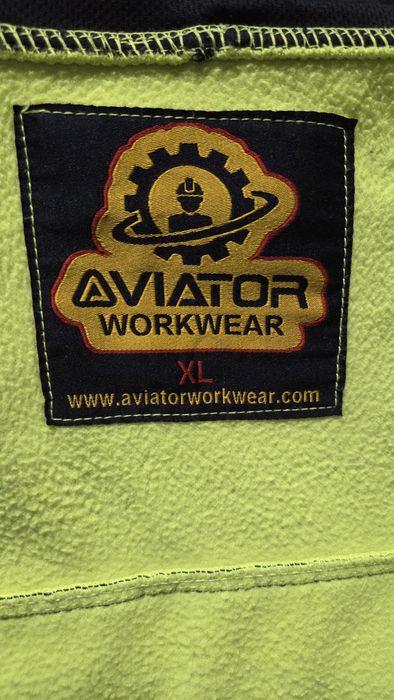 На изображении представлена одежда от бренда Aviator Workwear, специализирующегося на рабочей и сигнальной одежде.