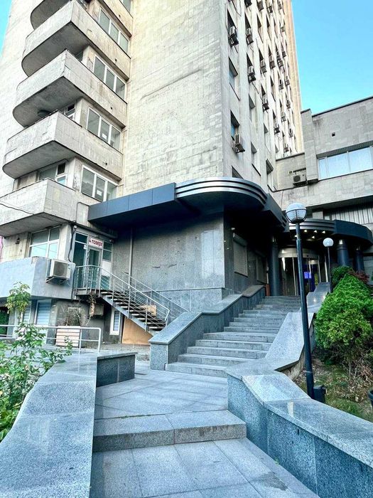 Автономний поверх поряд з метро Звіринецька. 354кв.м. Інтернет Є.