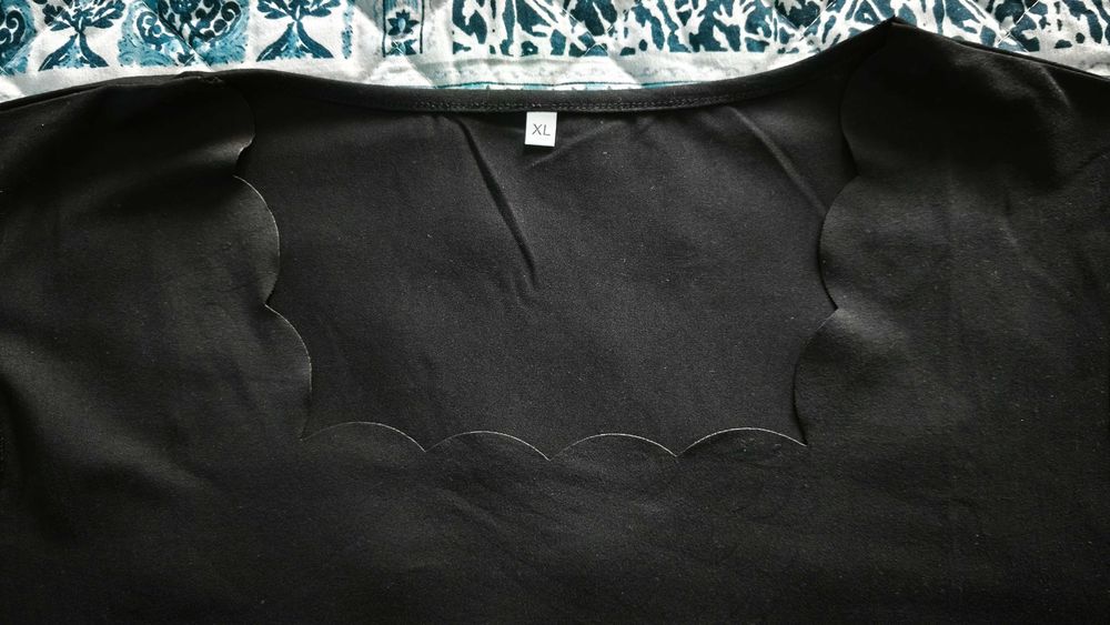 T-shirt Preta Elegante com Mangas de Renda Tamanho XL