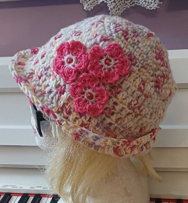 Szydełkowy kapelusik wiosenno-jesienny dla pań