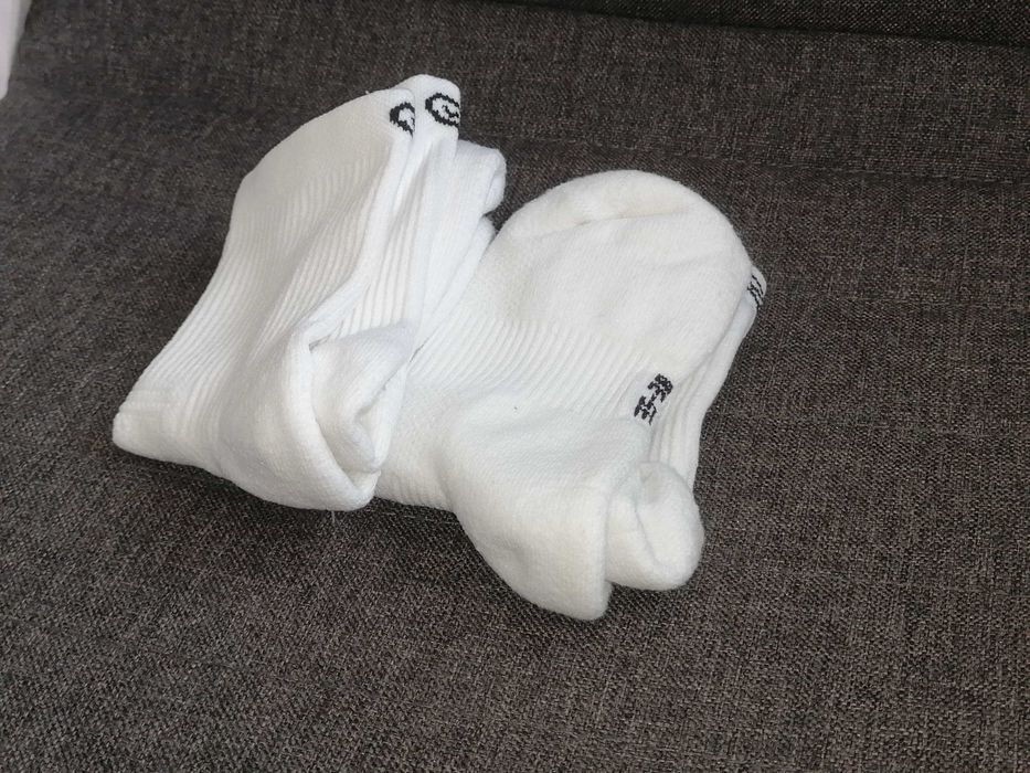 Meias brancas pelo tornozelo