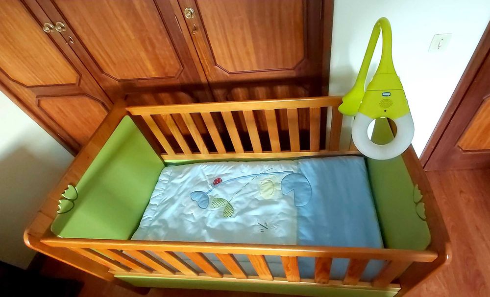 Cama para bebé + colchão + móbile Chicco - marca Harpa Baby + colchão