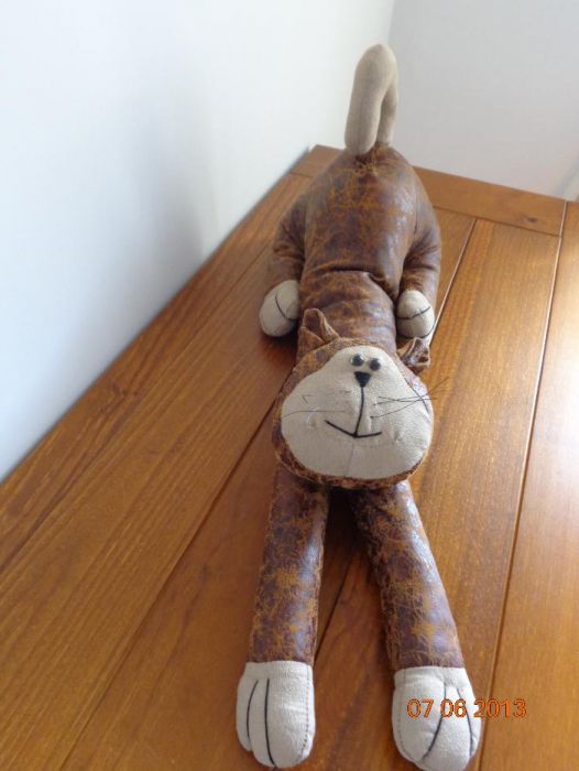Gato grande em tecido, trava porta