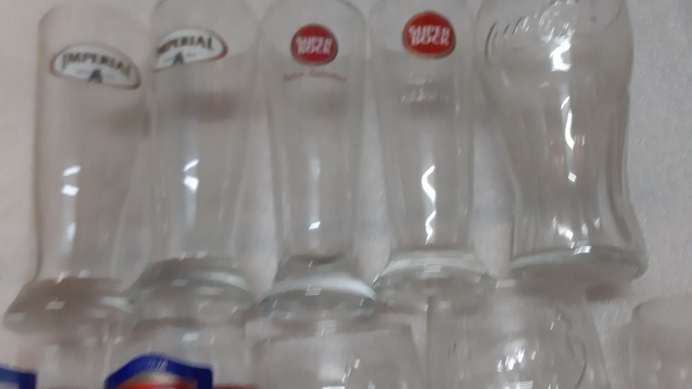 10 copos de diferentes bebidas