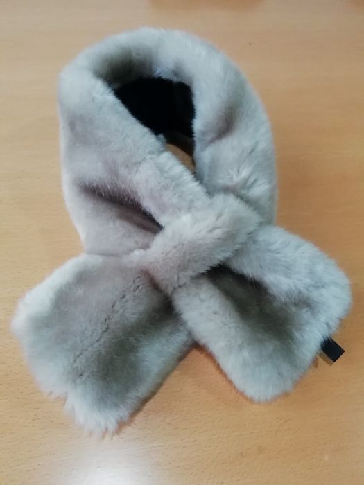 Estolas/golas em material sintético.