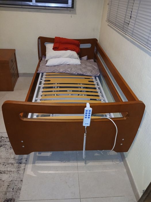 Cama articulada com colchão anti escaras e colchão normal