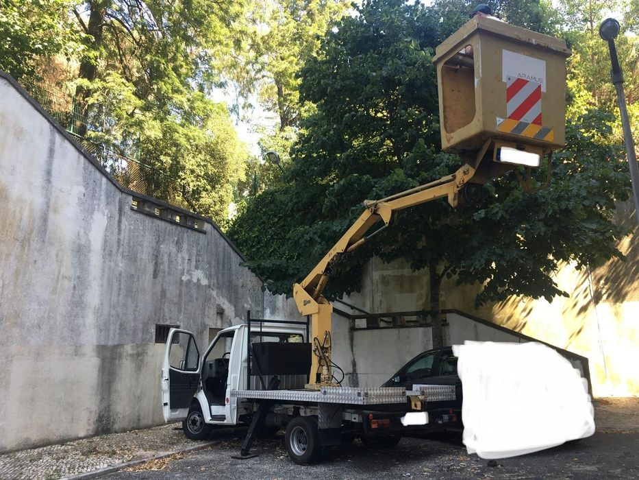 Viatura com plataforma elevatória