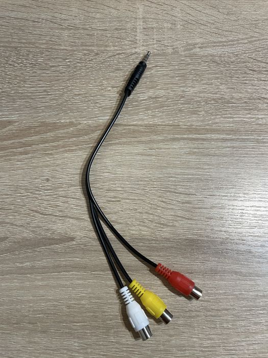 AV-перехідник або кабель-адаптер з 3.5 мм mini-jack на 3 RCA
