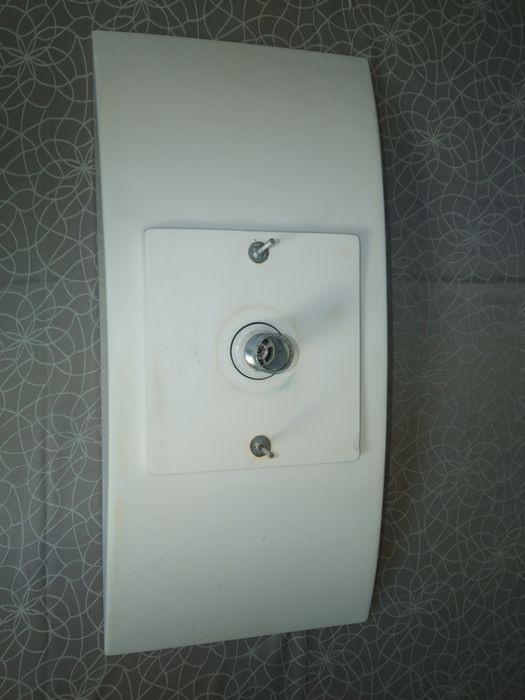 Lavatório branco cerâmico moderno usado