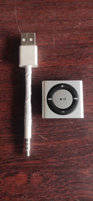MP-3 плеер Apple iPod shuffle 4го поколения.