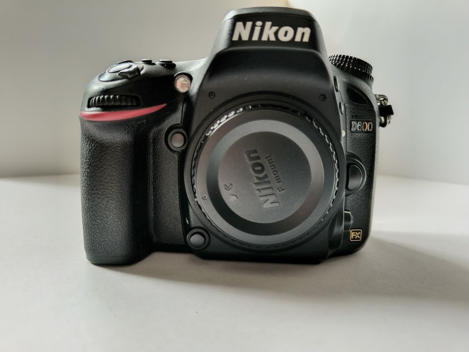 Nikon D600 plus grip pixel