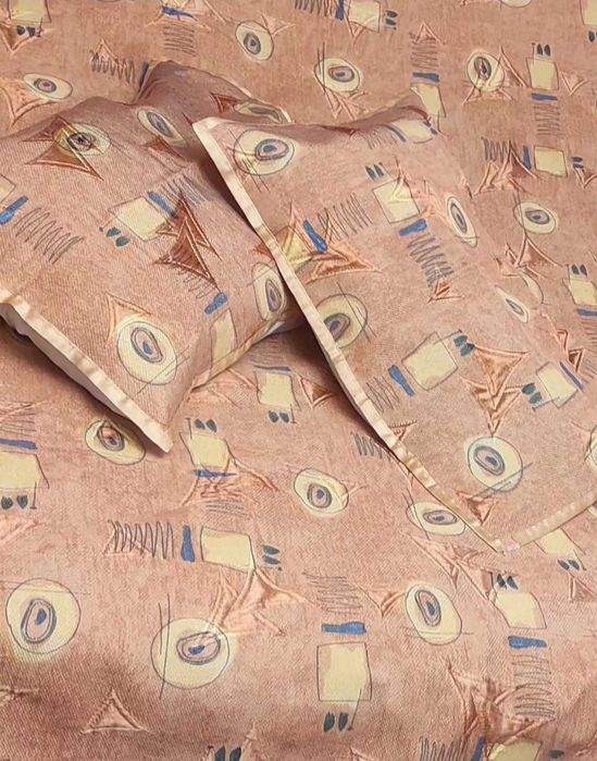 Велике яскраве покривало з наволочками