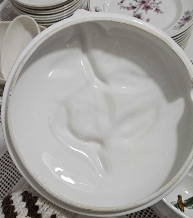 Terrina da sopa pintada à mão com relevos