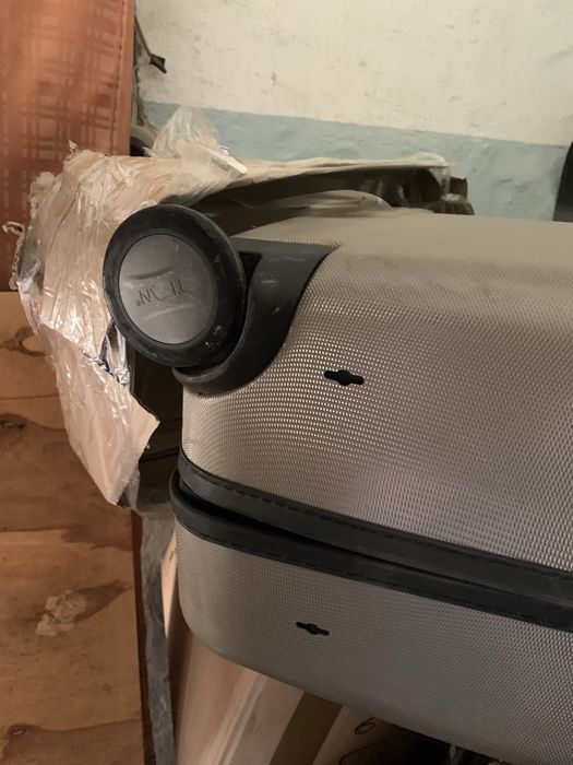 Валіза на колесах для подорожей