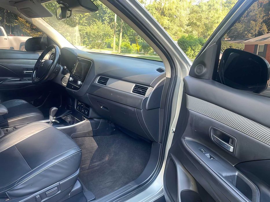 Mitsubishi Outlander      2020