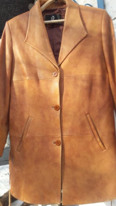 Продам две женские натуральные кожаные куртки