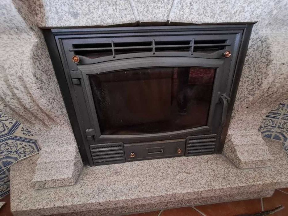 Lareira em granito com recuperador de calor – excelente estado