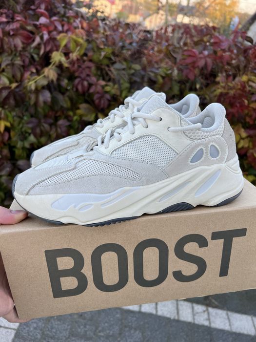 Adidas Yeezy Boost 700 V1 Analog sneakersy niskie beżowe 44