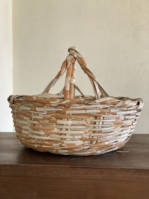 Cesta antiga em vime, com pegas