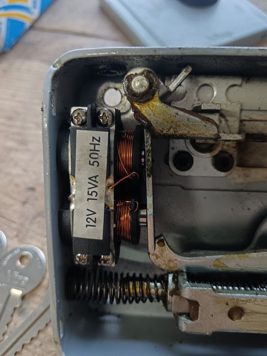 Fechadura  eléctrica viro esquerda com botão