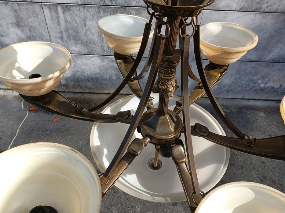 Imponente candeeiro aplicação ao teto, estrutura em bronze com 8 lâmpa