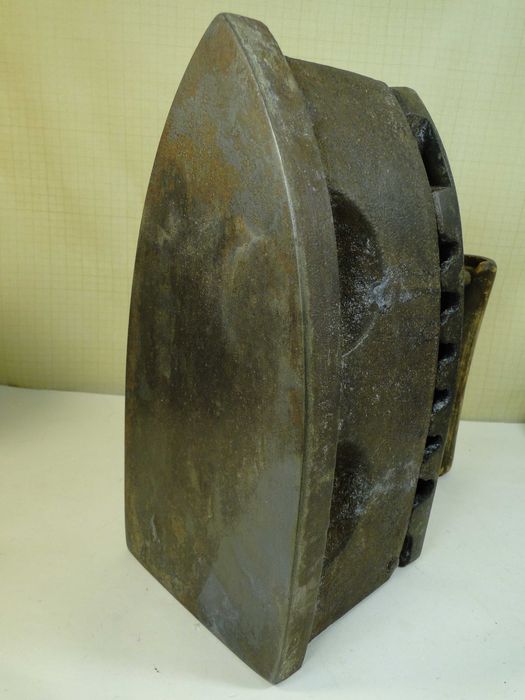 Утюг   чугунный .