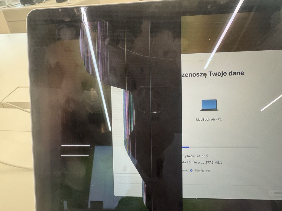 Macbook, zakupiony rok temy, uszkodzona matryca