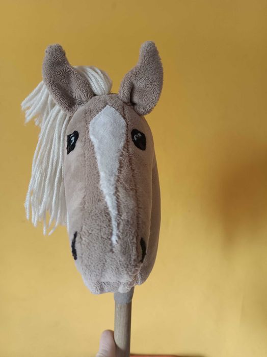 Hobby horse  kolor beżowo biały