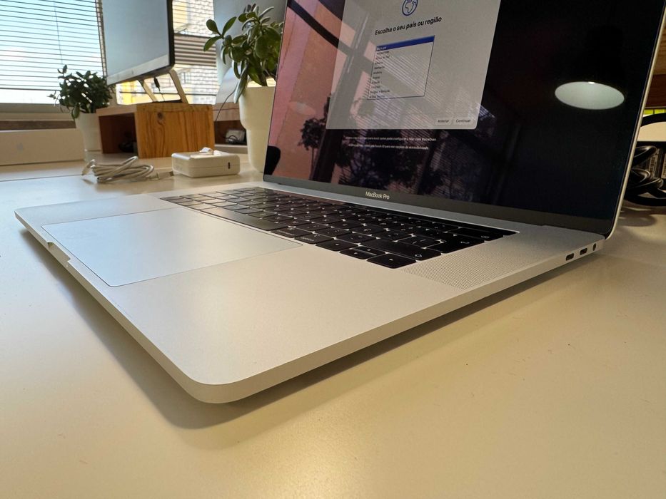 MacBook Pro 15” (2019) — Core i7 2.6 Touch Bar | 16GB RAM | 256GB