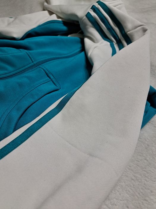 Bluza Adidas rozninana z kapturem z nadrukiem