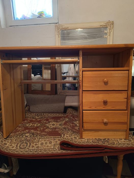 Biurko sosnowe z trzema szufladami.