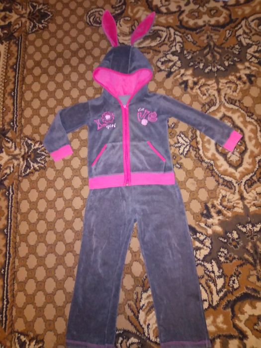 Спортивний костюмчик для дівчинки.