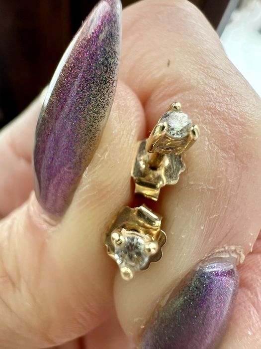 Złote kolczyki z diamentami