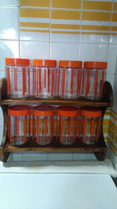prateleira com 8 frascos grandes