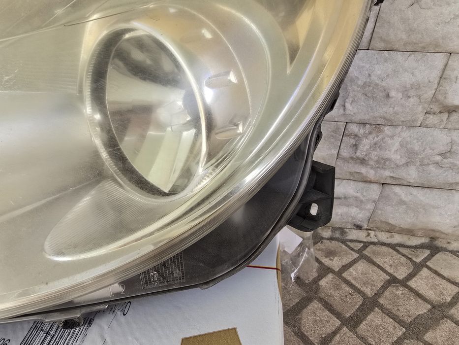 Farol esquerdo / Opel Corsa D