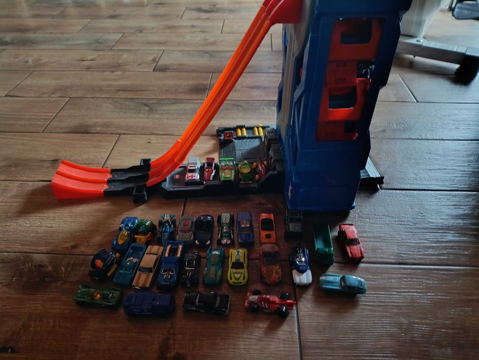 Garaż hotwheels z 30 samochodzikami
