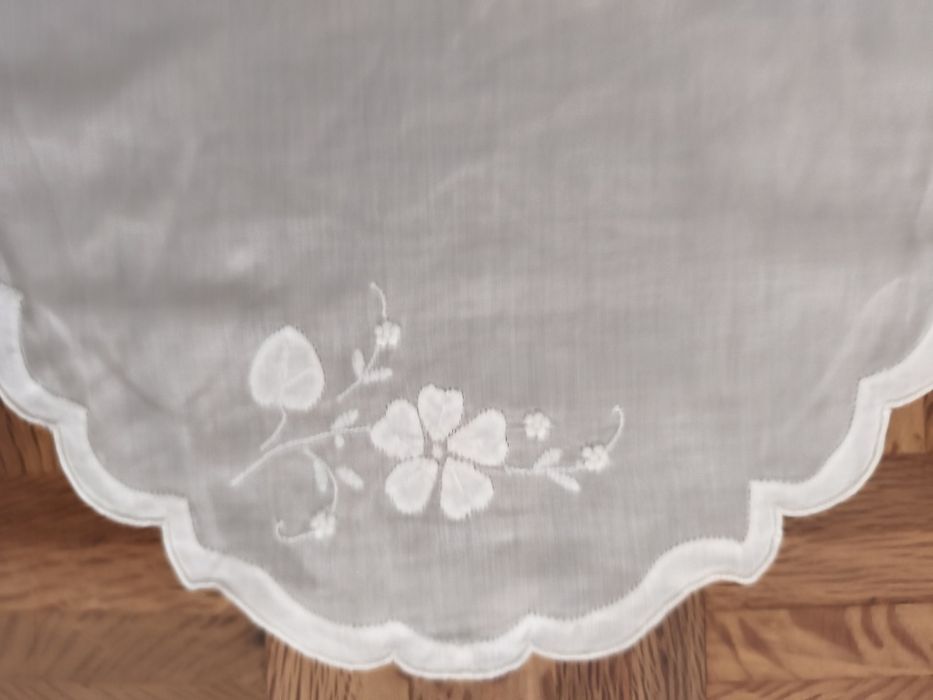 Três naperons em cambraia