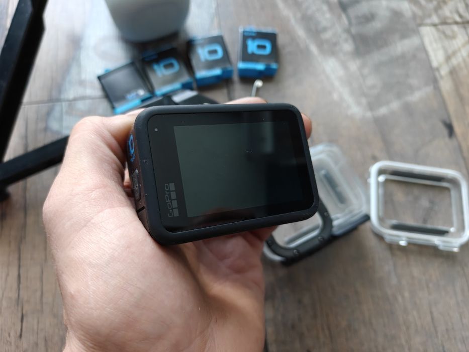 GoPro HERO 10 Black – zestaw z 5 akumulatorami, ładowarka, akcesoria.