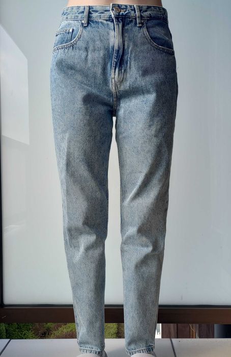 Niebieskie jeansy z wysokim stanem